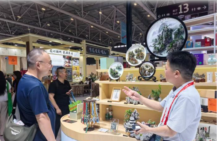 文博会观察：中国特色非遗产品“圈粉”八方来客